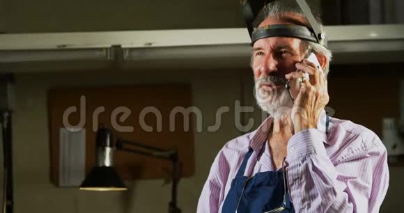 金匠在工作店里用手机聊天视频的预览图