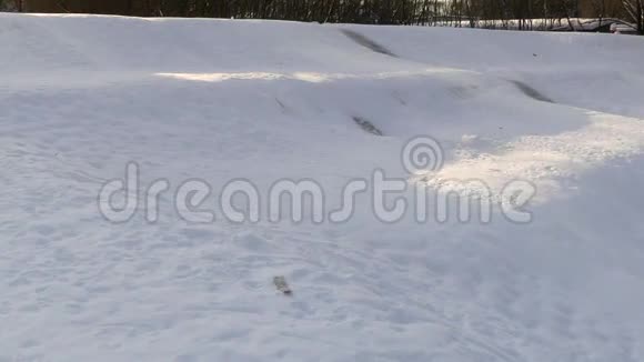 阳光照射下冬天的积雪形式视频的预览图
