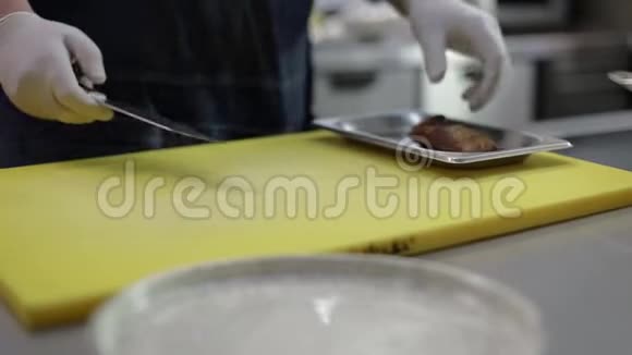 厨师在餐厅的厨房准备一只鸭子和米饭特写无脸手做准备视频的预览图