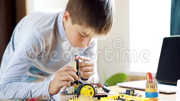 这个男孩设计了一个电子玩具模型按照指示拧下电路中的缺失视频的预览图