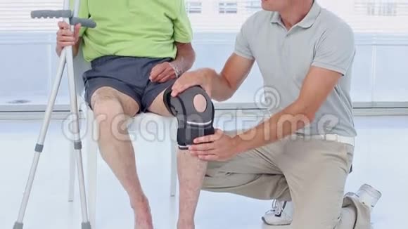 医生检查病人的膝盖视频的预览图