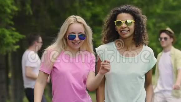 两个多种族的朋友在泳池派对跳舞微笑着享受假期视频的预览图