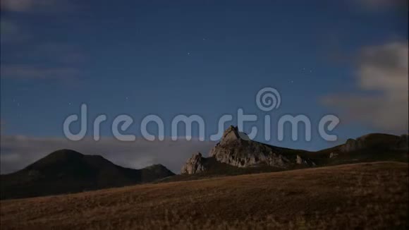 夜空中的云飞在群山之上天空的穹顶以星星为背景视频的预览图