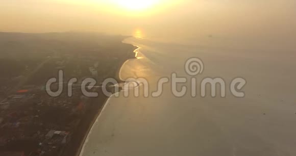 在亚穆尔湾冰冷的表面上俯瞰日落的空中景色视频的预览图
