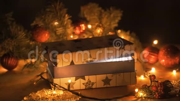 圣诞礼品盒圣诞球在辉光波克灯光背景视频的预览图