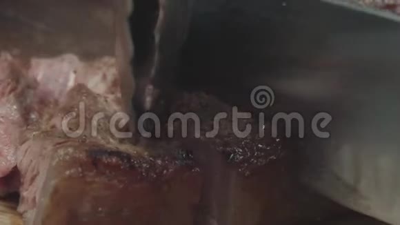 辣片炒肉牛排特写用刀切成碎片视频的预览图