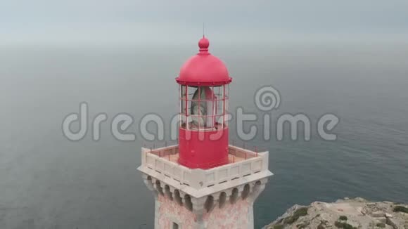 靠近海面上灯塔上升的空中镜头以加泰罗尼亚为背景视频的预览图
