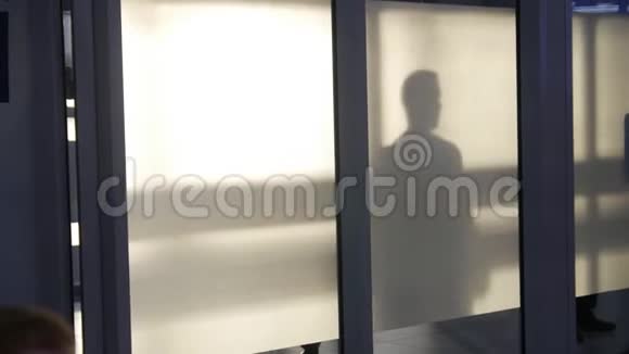 男人和女人的影子轮廓走槽走廊视频的预览图