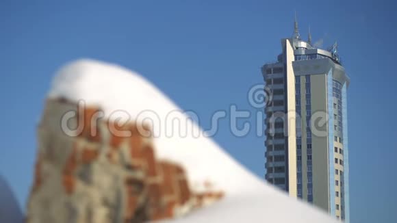 摩天大楼背景下的废弃建筑社会不平等视频的预览图