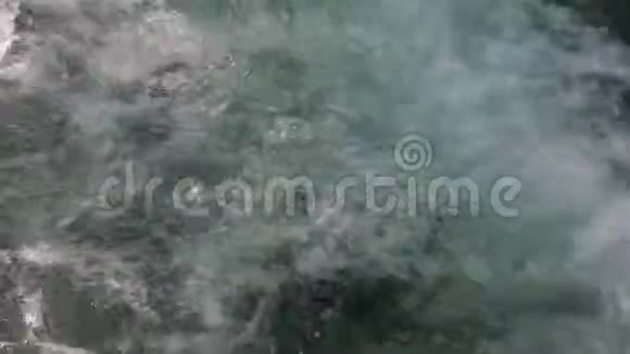 河的门槛上有泡沫的水视频的预览图