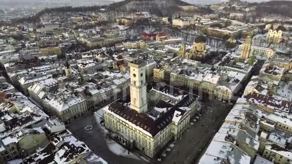 利沃夫乌克兰乌克兰利沃夫市议会市政厅塔楼古城全景旧建筑物的屋顶视频的预览图