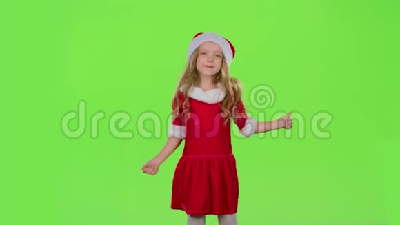 穿着红色新年服装的女孩在跳舞绿色屏幕慢动作视频的预览图