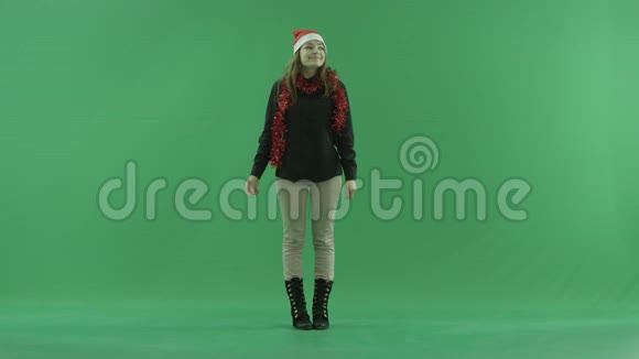 年轻女子在雪地下翩翩起舞绿色基调背景视频的预览图