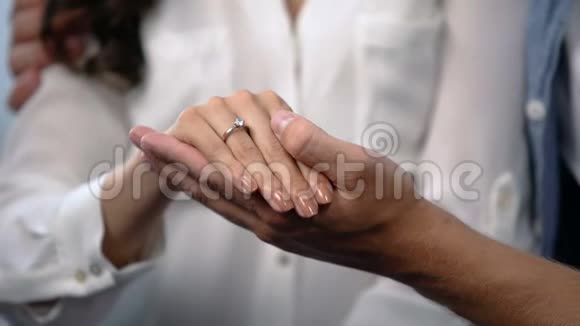 男人温柔地牵着未婚妻的手带着订婚戒指未来的家庭爱情视频的预览图