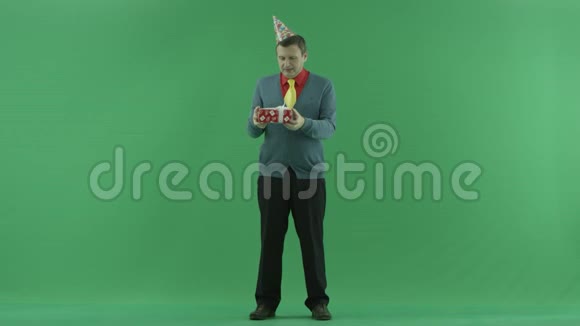成熟的男人摇着生日礼物绿色的颜色关键背景视频的预览图
