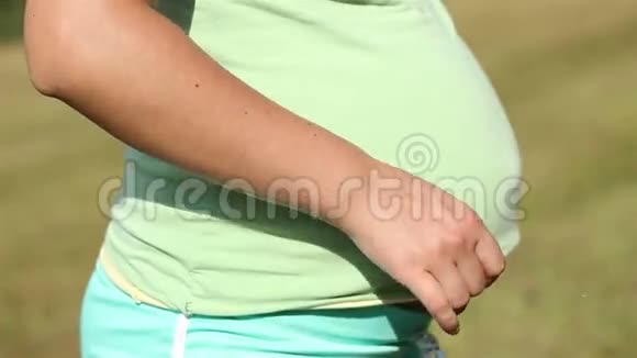 怀孕显示她的腹部视频的预览图
