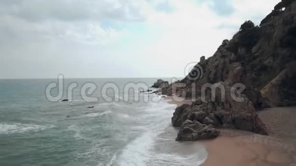从空中俯瞰海浪冲击着地中海悬崖下的沙滩视频的预览图