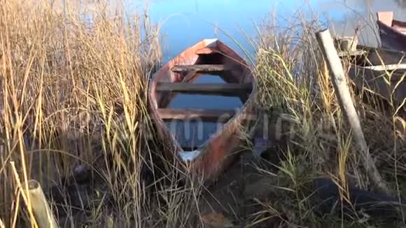 带雨水的旧木秋渔船视频的预览图