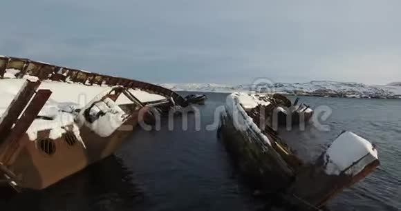 沉没的船只在岸上的水里冬季空中射击视频的预览图