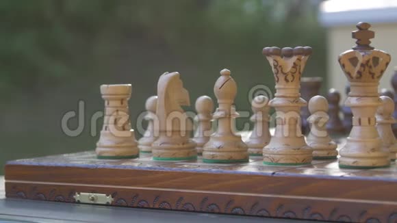 木制棋局在桌子上的相机从左到右滑动视频的预览图