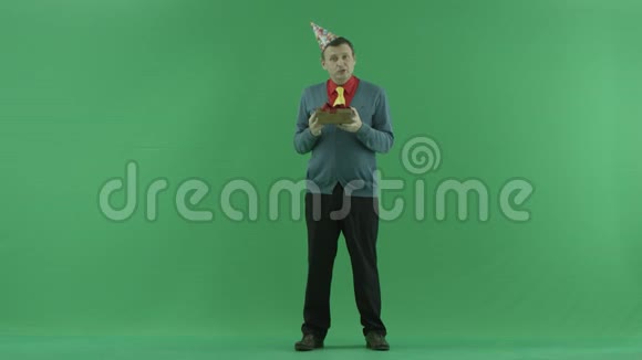 有生日礼物和信用卡的成熟男人绿色彩色钥匙背景视频的预览图