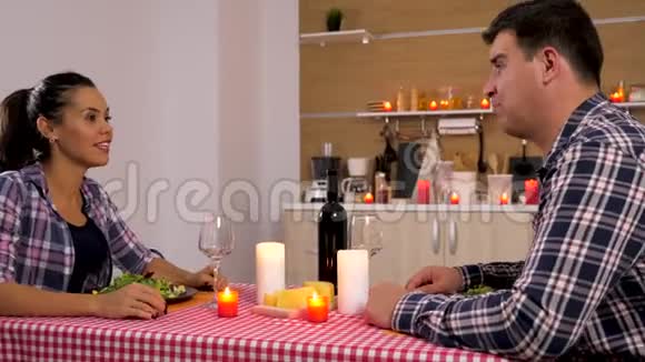 厨房里漂亮的一对夫妇在吃烛光晚餐视频的预览图