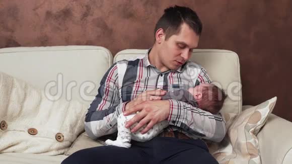 父亲抱着一个新生婴儿视频的预览图