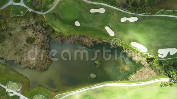 热带加勒比海度假胜地高尔夫球场池塘鸟瞰图视频的预览图