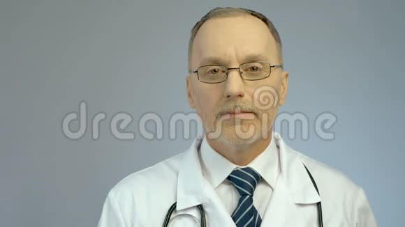 医生拿着一捆美元有报酬的药品昂贵的医疗服务视频的预览图