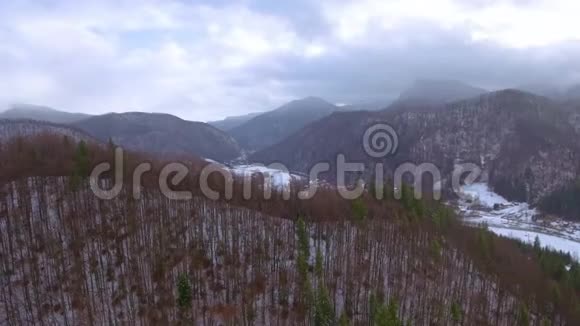 冬季山区小村庄的空中镜头视频的预览图