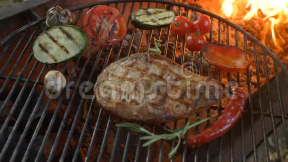 多汁牛排白海鱼烤和烤蔬菜樱桃番茄和西葫芦照片特写在视频的预览图