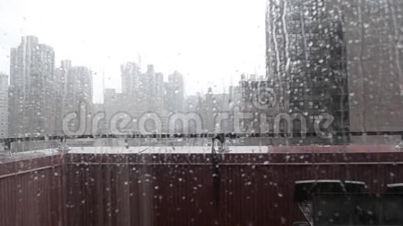 曼哈顿一扇窗户上的雨视频的预览图