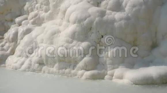 清澈的水流从石灰石大理石山的白山流下来视频的预览图