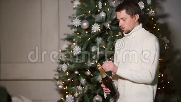 他在圣诞节开香槟视频的预览图