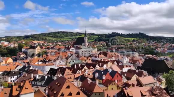 克鲁姆洛夫的城市景观与乌云视频的预览图