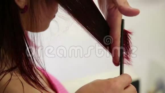 美容师在工作视频的预览图