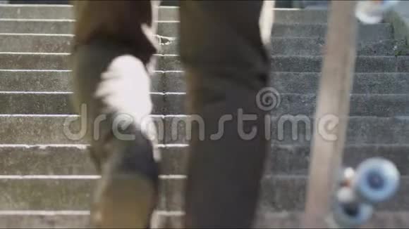 男人带着背包走上户外楼梯视频的预览图