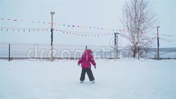 在雪天里学习滑冰的小女孩视频的预览图