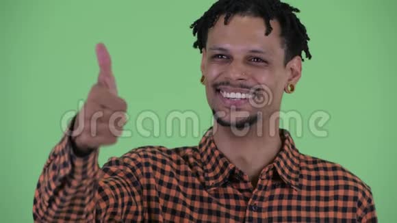 年轻英俊的非洲小伙子竖起大拇指视频的预览图