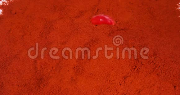 新鲜红辣椒辣椒落在红辣椒粉上慢动作视频的预览图