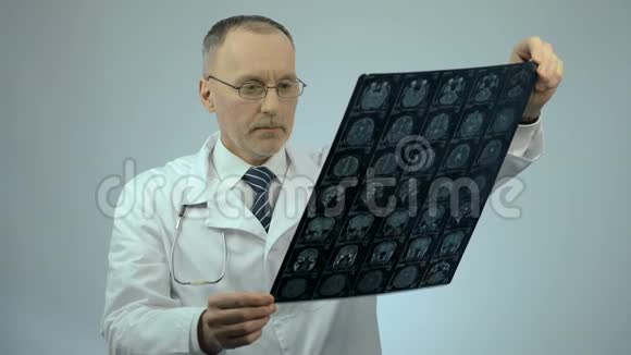 神经外科医生检查核磁共振成像看相机医疗服务视频的预览图