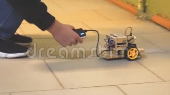 自制模型车在地板上行驶设计机器或汽车的型号视频的预览图