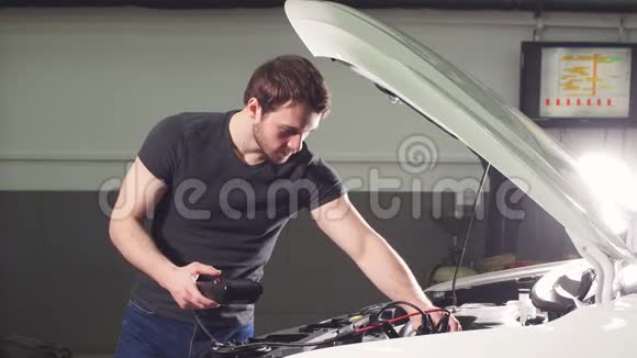 成年男子在轮胎服务店检查车辆状况视频的预览图