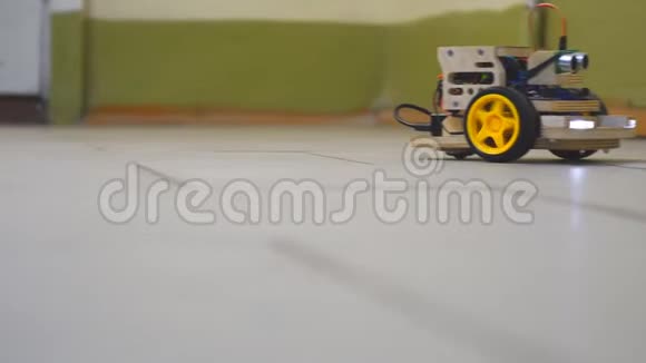自制模型车在地板上行驶设计机器或汽车的型号视频的预览图