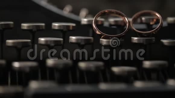 打字机上的金环宏婚礼特写镜头钻石珠宝视频的预览图