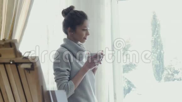 小女孩在素描盒附近喝咖啡视频的预览图