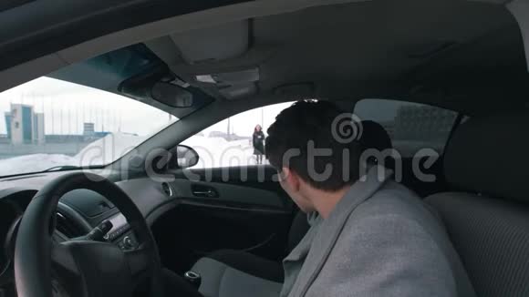 坐在车里的年轻人找他女朋友视频的预览图