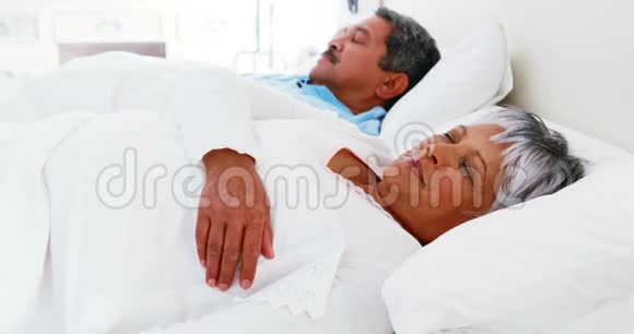 4k床上男人打呼噜的老年妇女视频的预览图