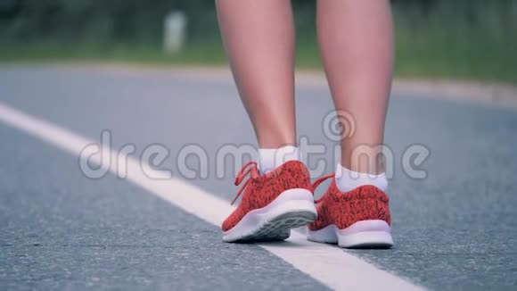 穿着运动鞋开始跑步的女性腿视频的预览图