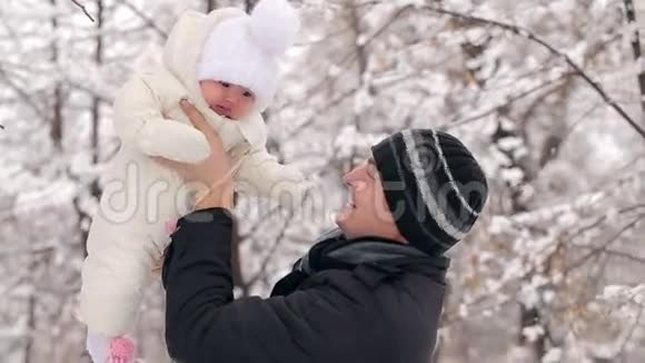 父亲和孩子在冬天视频的预览图